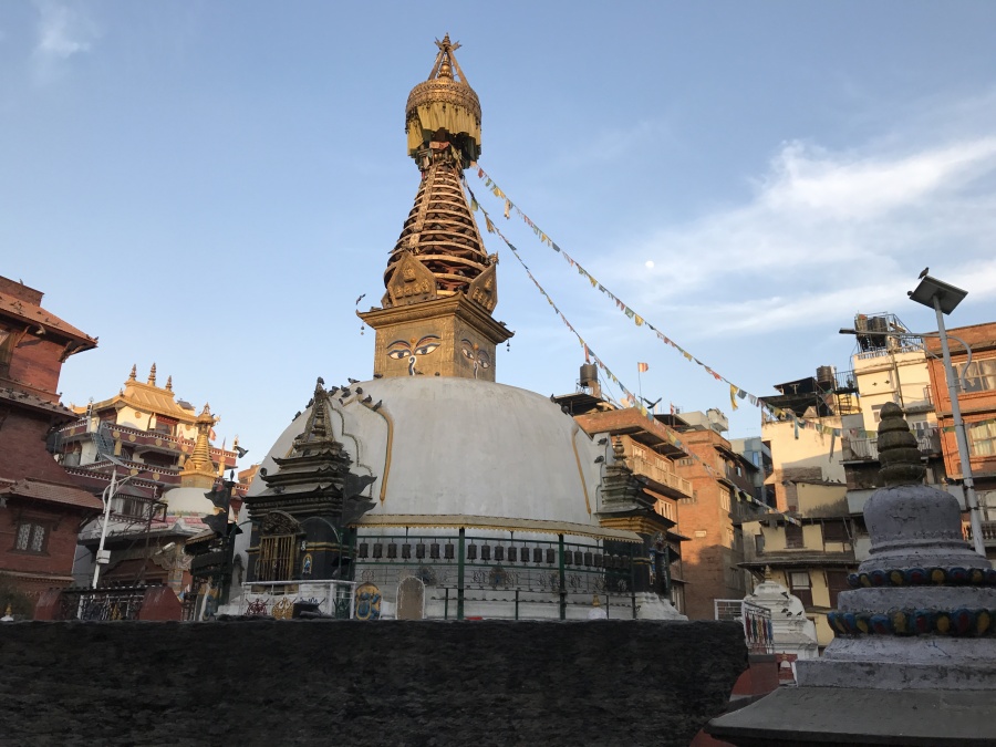 Die Stupa in der Nähe von Thamel umkreisen