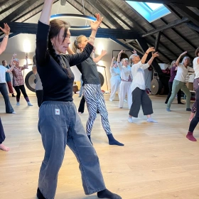 Shibashi Qi Gong mit Dechen Shak-Dagsay: In Balance durch Bewegung & Stille