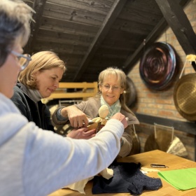 Frauen Schamanen Trommel Bauritual