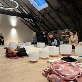 Klang trifft Kristall – Aufbauworkshop für Kristallklangschalen 02