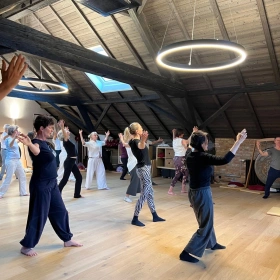 Shibashi Qi Gong mit Dechen Shak-Dagsay: In Balance durch Bewegung & Stille