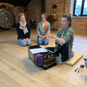 Harmonium Aufbau Workshop – The Divine Mothers