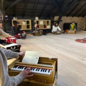 Harmonium Aufbau Workshop – The Divine Mothers