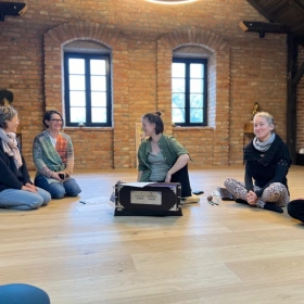 Harmonium Aufbau Workshop – The Divine Mothers