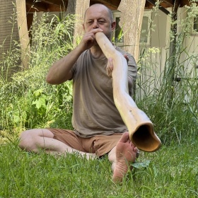 Didgeridoo-Spielen: Eine natürliche Lösung gegen Schnarchen und Schlafapnoe