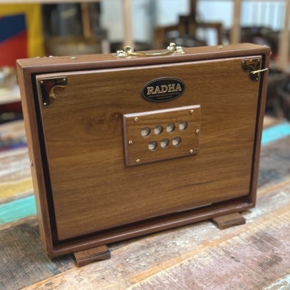 Radha – Finest Harmonium & Shruti Box | Beste Qualität aus Swiss-Indian Fusion