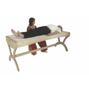 Oktav-Klangmassageliege von feeltone in Eschen- oder Kirschholz erhältlich