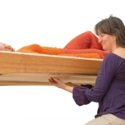 Oktav-Klangmassageliege von feeltone in Eschen- oder Kirschholz erhältlich