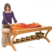 Oktav-Klangmassageliege von feeltone in Eschen- oder Kirschholz erhältlich