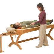 Oktav-Klangmassageliege von feeltone in Eschen- oder Kirschholz erhältlich