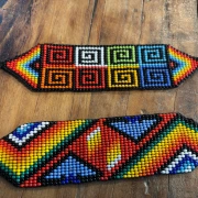 Ritualarmband aus Peru – handgewebt mit farbigen Glasperlen