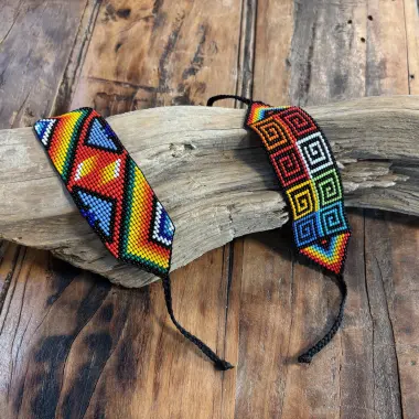 Ritualarmband aus Peru – handgewebt mit farbigen Glasperlen