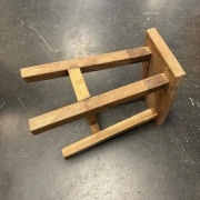 Schmaler Hocker aus indischem Recyclingholz – handgefertigt