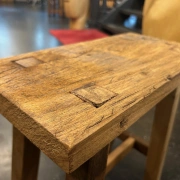 Schmaler Hocker aus indischem Recyclingholz – handgefertigt