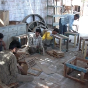 Schmaler Hocker aus indischem Recyclingholz – handgefertigt