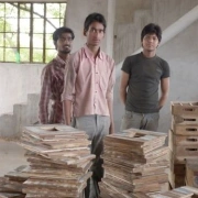 Schmaler Hocker aus indischem Recyclingholz – handgefertigt