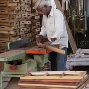 Schmaler Hocker aus indischem Recyclingholz – handgefertigt