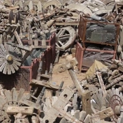 Schmaler Hocker aus indischem Recyclingholz – handgefertigt