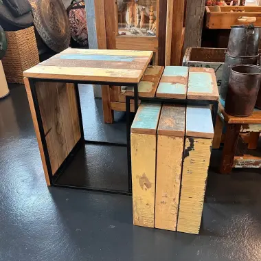 Trio-Tischlein aus Recyclingholz und Metall