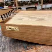 Monolini Monochord von feeltone in fünf Tonlagen C, D, F, G, A