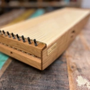 Monolini Monochord von feeltone in fünf Tonlagen C, D, F, G, A