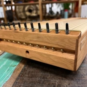 Monolini Monochord von feeltone in fünf Tonlagen C, D, F, G, A