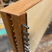 Monolina Monochord von feeltone in fünf Tonlagen C, D, F, G, A