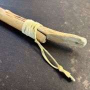 Schamanen-Trommelstock aus Tannenholz mit Lederklöppel