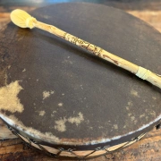 Schamanen-Trommelstock aus Tannenholz mit Lederklöppel