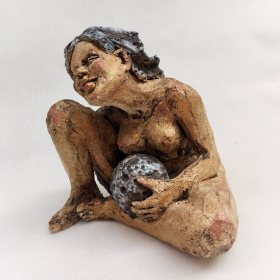 Frau mit einer Mondskulptur - Raku Skulptur