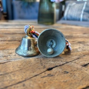 Schamanische Altar-Glocke mit Watana-Bändchen – Ahnenruf