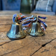 Schamanische Altar-Glocke mit Watana-Bändchen – Ahnenruf