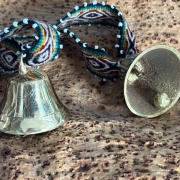Schamanische Altar-Glocke mit Watana-Bändchen – Ahnenruf