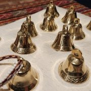 Schamanische Altar-Glocke mit Watana-Bändchen – Ahnenruf