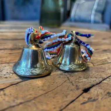 Schamanische Altar-Glocke mit Watana-Bändchen – Ahnenruf