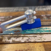 Anschlaghilfe aus blauem Gummi für Stimmgabeln