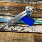 Anschlaghilfe aus blauem Gummi für Stimmgabeln