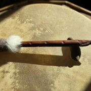 Trommelstock aus Serengeti Holz mit Buckelwal-Schnitzerei