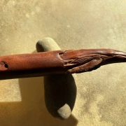 Trommelstock aus Serengeti Holz mit Buckelwal-Schnitzerei