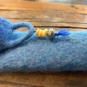 Gefilzte Flötentasche mit Muschel und Perlen