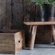 Eckiger Beistelltisch aus Recyclingholz – handgefertigtes Unikat