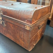 Reisekoffer aus Metall