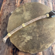 Trommelstock aus Nadelbaumholz mit dekorativem Filzklöppel