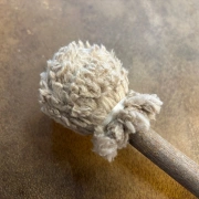 Trommelstock mit weichem Teddystoffklöppel