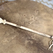 Trommelstock aus Holunderholz mit Lederklöppel und Brandverzierung