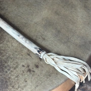 Trommelstock aus Holunderholz mit Lederklöppel und Brandverzierung