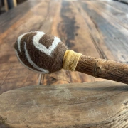 Trommelstock aus Nadelbaumholz mit dekorativem Filzklöppel