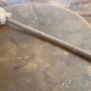 Trommelstock mit weichem Teddystoffklöppel