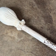 Trommelstock aus Holunderholz mit Lederklöppel und Brandverzierung