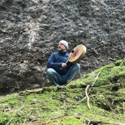 Trommelstock aus Nadelbaumholz mit dekorativem Filzklöppel